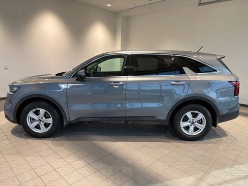 Used 2023 Kia Sorento LX image 2