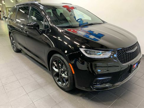 New 2026 Chrysler Pacifica Limited w/ S Appearance Package image 2