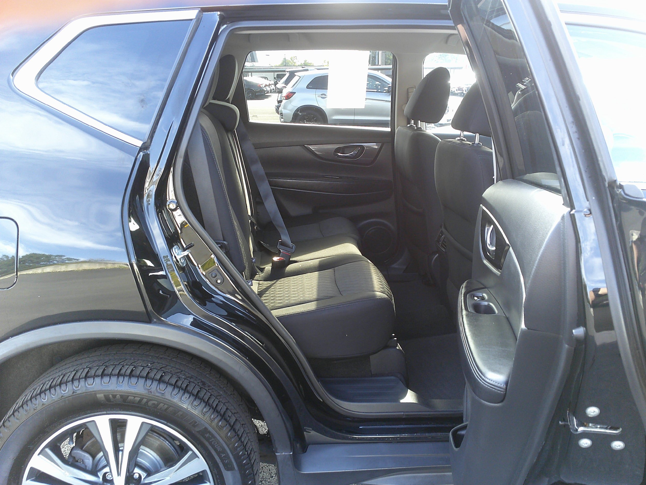 Used 2019 Nissan Rogue SV w/ Premium Package AWD/4WD image 25