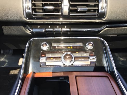 Used 2020 Lincoln Navigator L Reserve w/ Equipment Group 208A Reserve AWD/4WD image 16