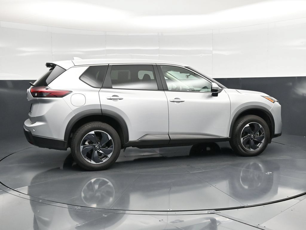 Used 2025 Nissan Rogue SV AWD/4WD image 3