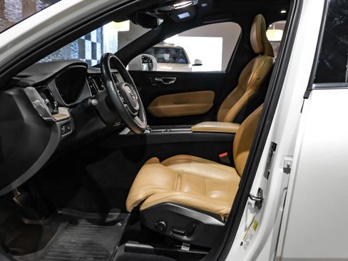 Used 2022 Volvo XC60 B5 Inscription w/ Advanced Package FWD image 4