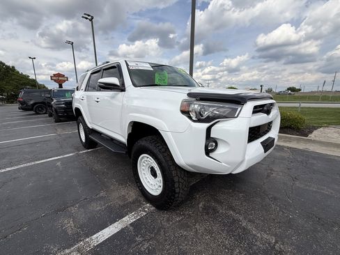 Certified 2021 Toyota 4Runner SR5 Premium AWD/4WD image 3