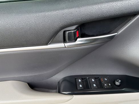 Used 2020 Toyota Camry SE w/ Sunroof Package FWD image 12