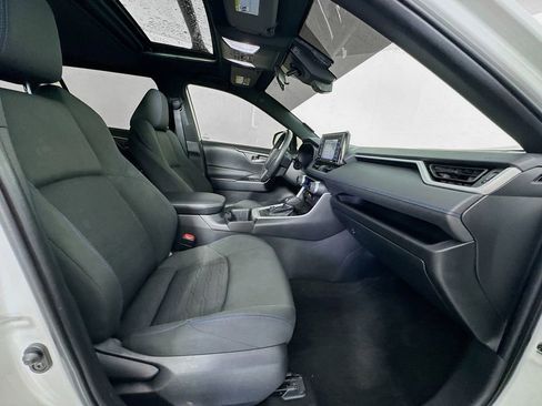 Used 2022 Toyota RAV4 SE w/ Convenience Package image 28