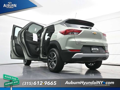 Used 2025 Chevrolet TrailBlazer LT w/ LT Cold Weather Package AWD/4WD image 32