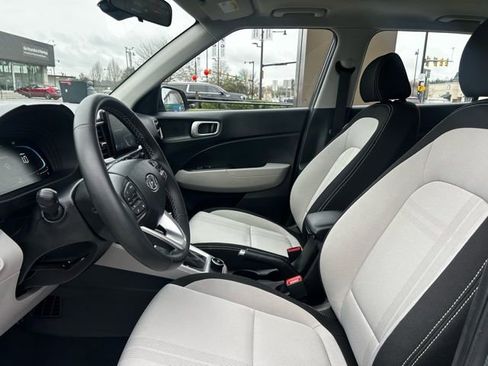 Certified 2025 Hyundai Venue SEL image 15