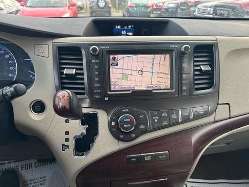 Used 2011 Toyota Sienna XLE image 17
