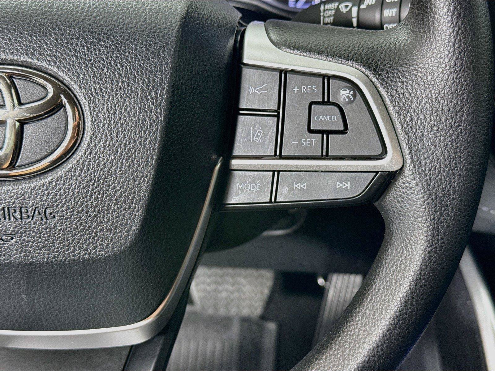 Used 2023 Toyota Highlander L FWD image 17