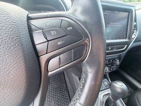 Used 2019 Jeep Cherokee Trailhawk w/ Comfort/Convenience Group AWD/4WD image 16