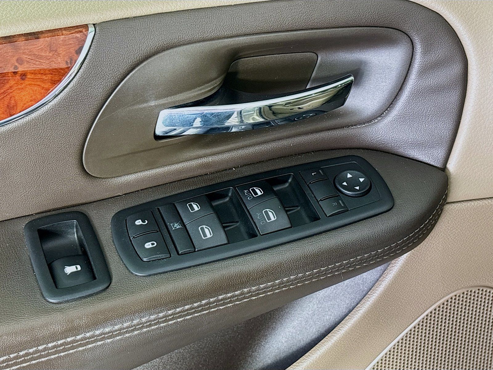 Used 2012 Chrysler Town & Country Touring w/ Entertainment Group #1 FWD image 17