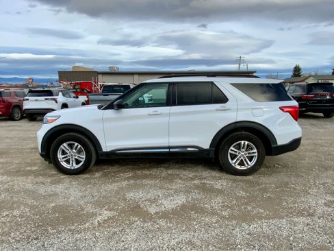 Used 2022 Ford Explorer XLT AWD/4WD image 2