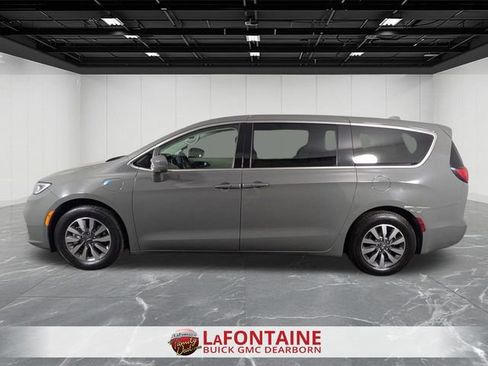 Used 2022 Chrysler Pacifica Touring-L w/ Uconnect Theater Family Group FWD image 2