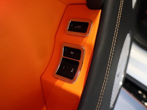 Used 2025 Bentley Bentayga image 16