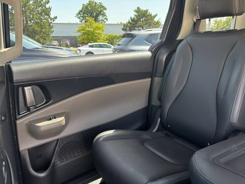 Used 2026 Kia Carnival FWD image 42
