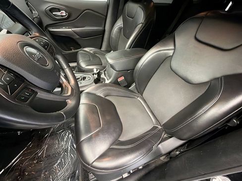 Used 2019 Jeep Cherokee Latitude Plus w/ Comfort/Convenience Group FWD image 11
