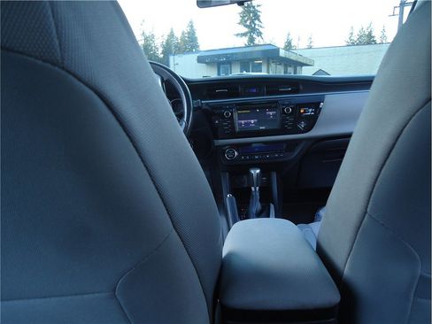 Used 2015 Toyota Corolla LE FWD image 17