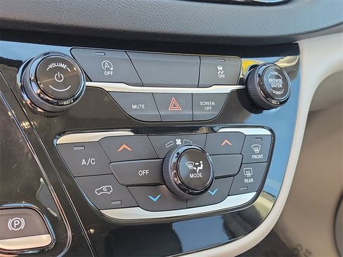 Used 2020 Chrysler Voyager Lxi image 29