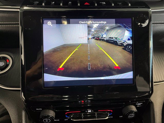 Used 2023 Jeep Grand Cherokee Laredo AWD/4WD image 28