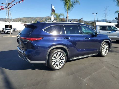 Used 2023 Toyota Highlander Platinum image 3
