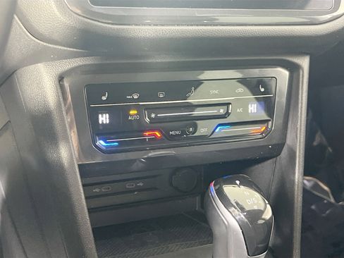 Used 2022 Volkswagen Tiguan SE image 16