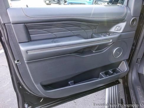 Used 2024 Ford Expedition Platinum image 29