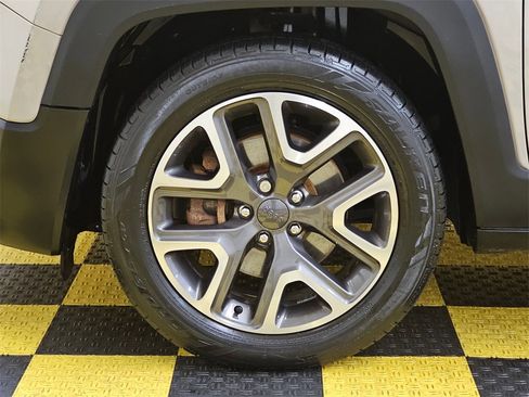 Used 2016 Jeep Renegade Latitude image 9