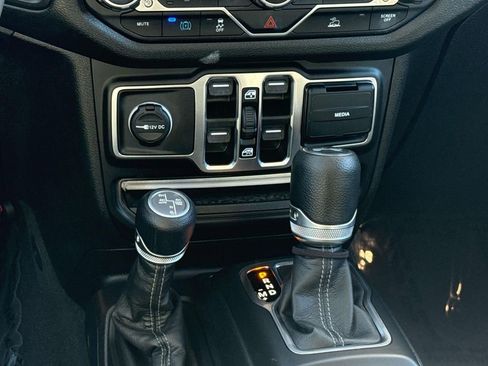 Used 2024 Jeep Wrangler Unlimited image 19