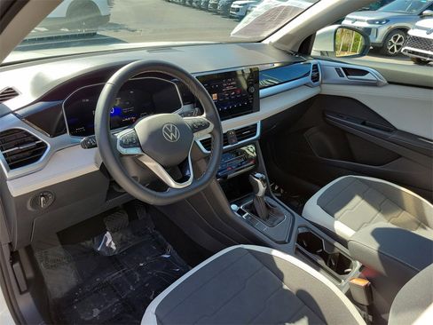 Certified 2025 Volkswagen Taos SE image 21