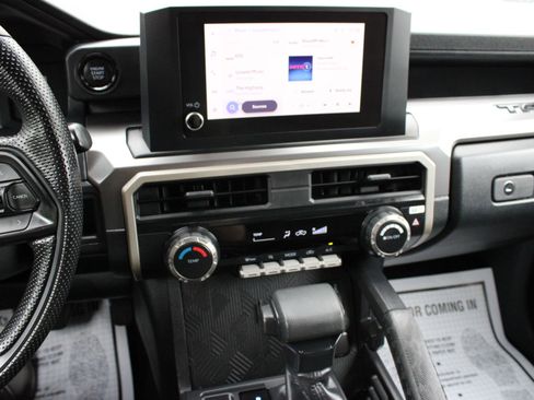 Used 2025 Toyota Tacoma SR5 AWD/4WD image 32