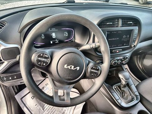 Used 2025 Kia Soul LX w/ LX Technology Package FWD image 16