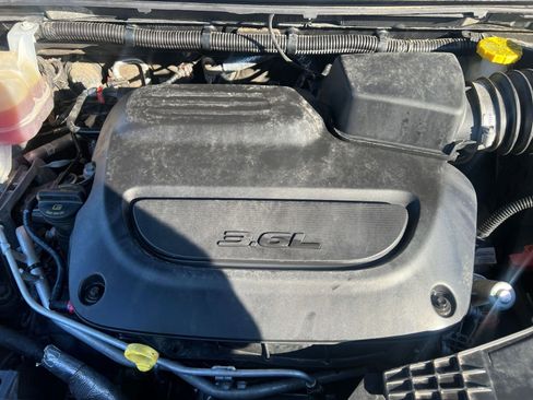 Used 2023 Chrysler Pacifica Touring-L image 32