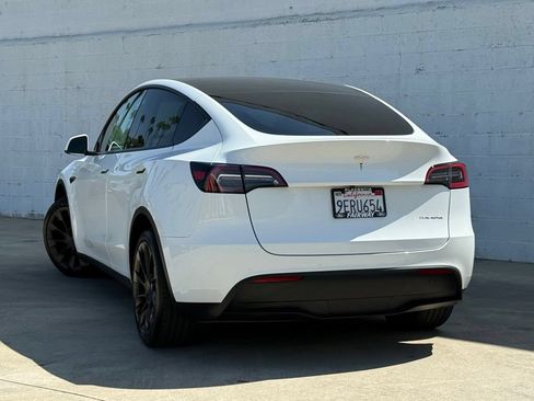 Used 2023 Tesla Model Y Long Range AWD/4WD image 4
