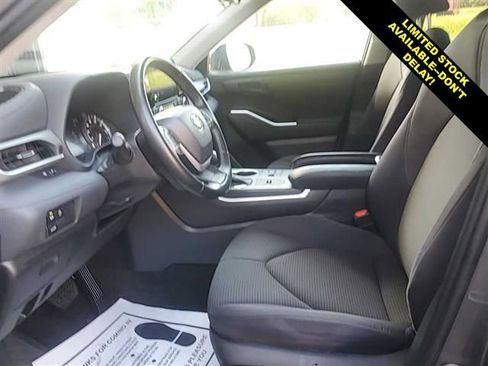 Used 2023 Toyota Highlander LE FWD image 4