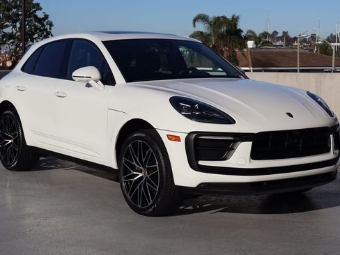 Certified 2025 Porsche Macan image 7