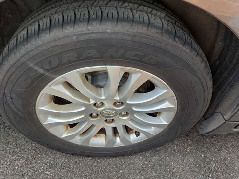 Used 2015 Toyota Sienna XLE w/ XLE Navigation Package FWD image 4