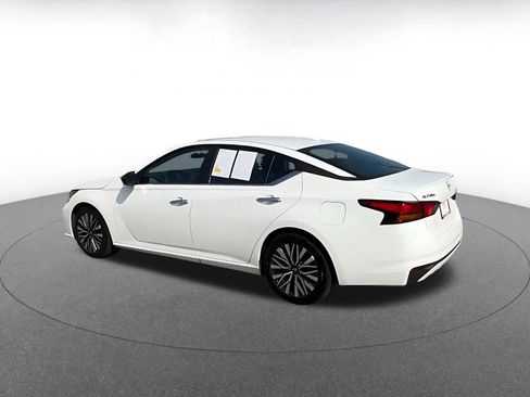 Used 2025 Nissan Altima 2.5 SV FWD image 10