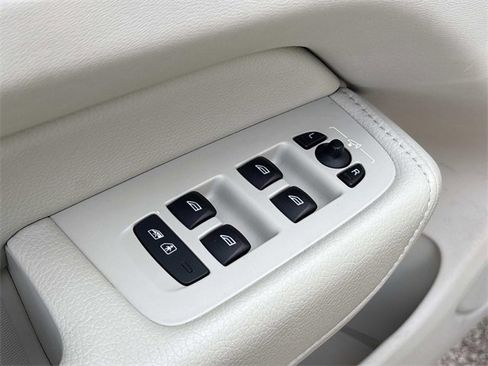 Used 2021 Volvo XC60 T5 Momentum w/ Premium Package image 27