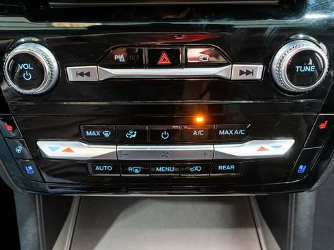 Used 2022 Ford Explorer Limited image 22