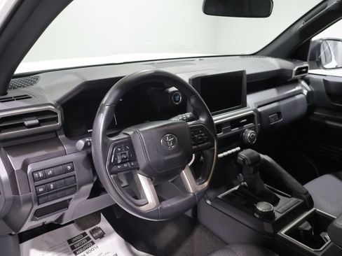 Used 2025 Toyota 4Runner SR5 AWD/4WD image 15