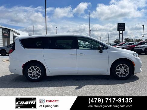 Used 2024 Chrysler Pacifica Touring-L FWD image 8