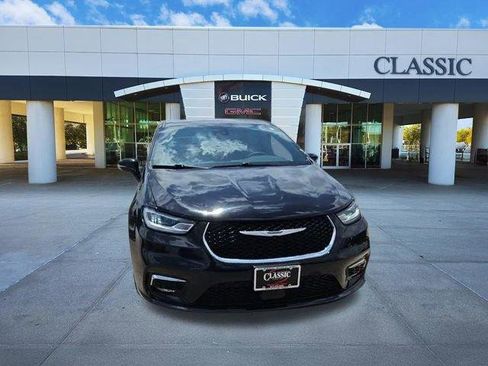 Used 2025 Chrysler Pacifica Select FWD image 3