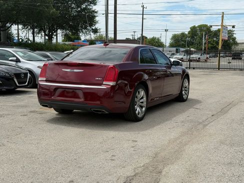 Used 2018 Chrysler 300 Touring w/ Chrome Appearance Package RWD image 10