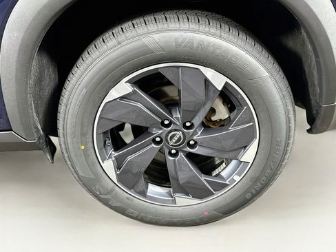 Used 2025 Nissan Rogue SV FWD image 11
