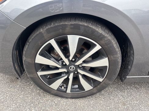 Used 2023 Nissan Sentra SV w/ SV Premium Package image 11