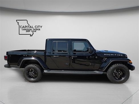 Used 2025 Jeep Gladiator Sport image 8