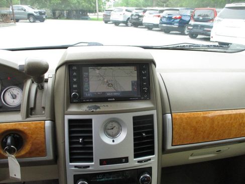Used 2008 Chrysler Town & Country Limited w/ Entertainment Group #3 FWD image 14