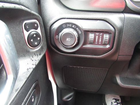 Used 2018 Jeep Wrangler Unlimited Sahara AWD/4WD image 29