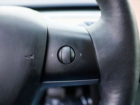 Used 2023 Tesla Model Y Long Range image 15