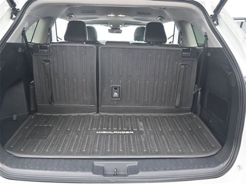 Used 2022 Toyota Highlander XLE image 15